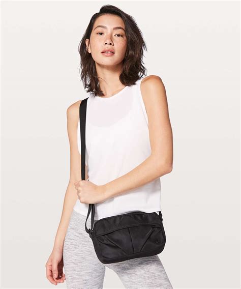 lululemon crossbody unisex.